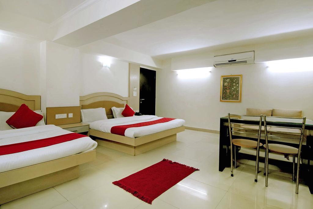 Hotel Durga International Nova Deli Quarto foto