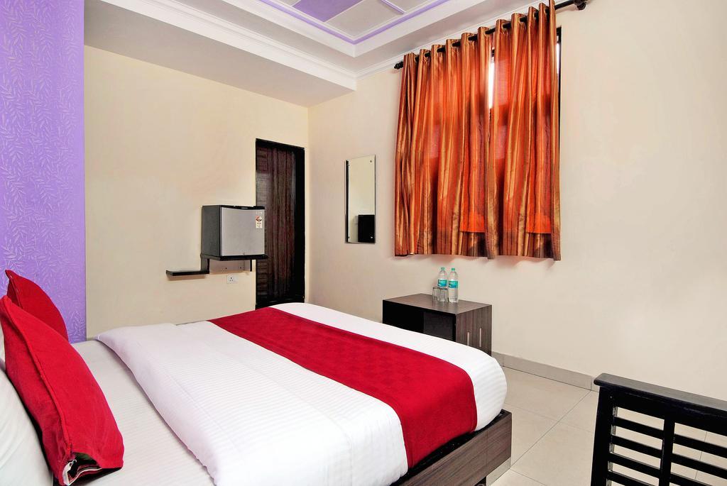 Hotel Durga International Nova Deli Quarto foto