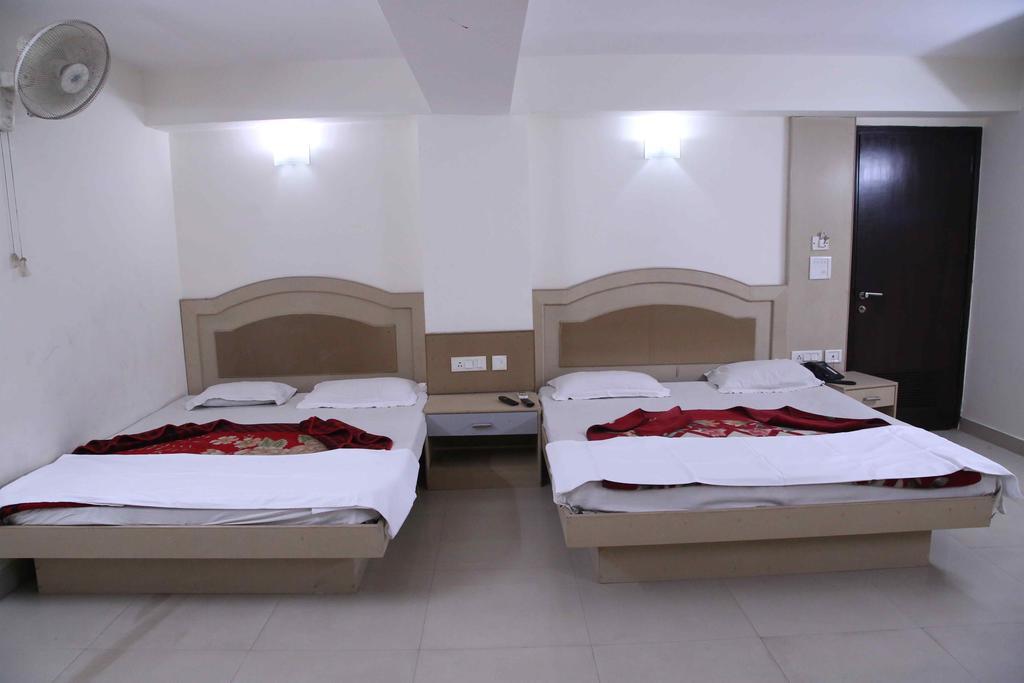 Hotel Durga International Nova Deli Quarto foto